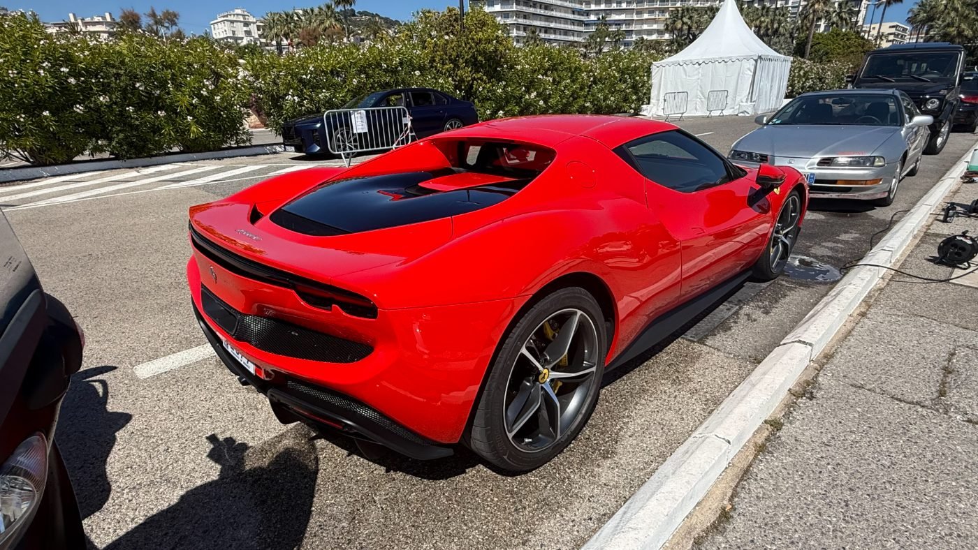 Ferrari 296 rouge nettoyée et lustrée par Riviera Clean à Cannes
