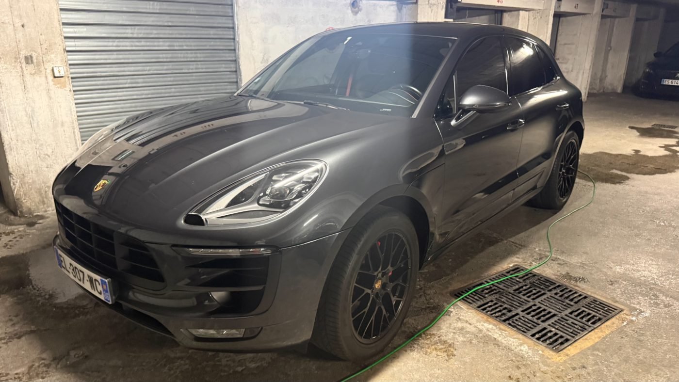 Porsche Macan GTS grise lavée par Riviera Clean sur la Côte d'Azur