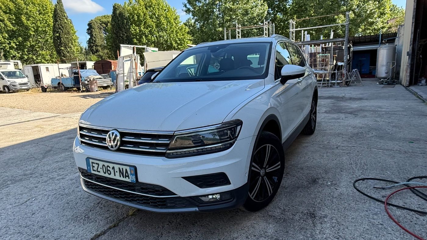 Volkswagen Tiguan blanc nettoyé par Riviera Clean sur la Côte d'Azur