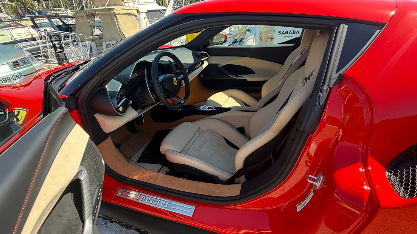 Intérieur cuir beige de Ferrari nettoyé par Riviera Clean à Cannes