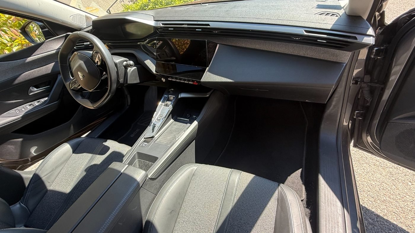 Intérieur de Peugeot 308 nettoyé par Riviera Clean sur la Côte d'Azur