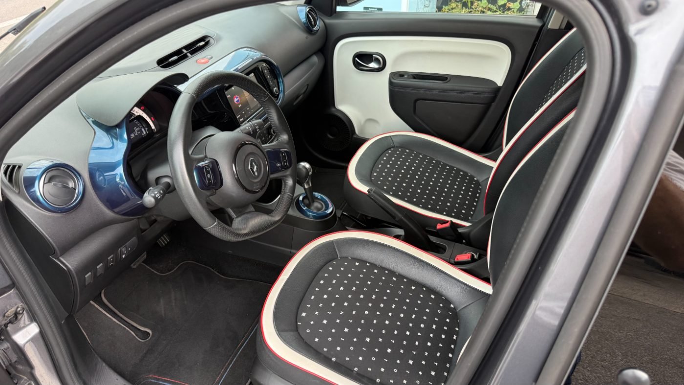 Intérieur de Renault Twingo nettoyé par Riviera Clean à domicile